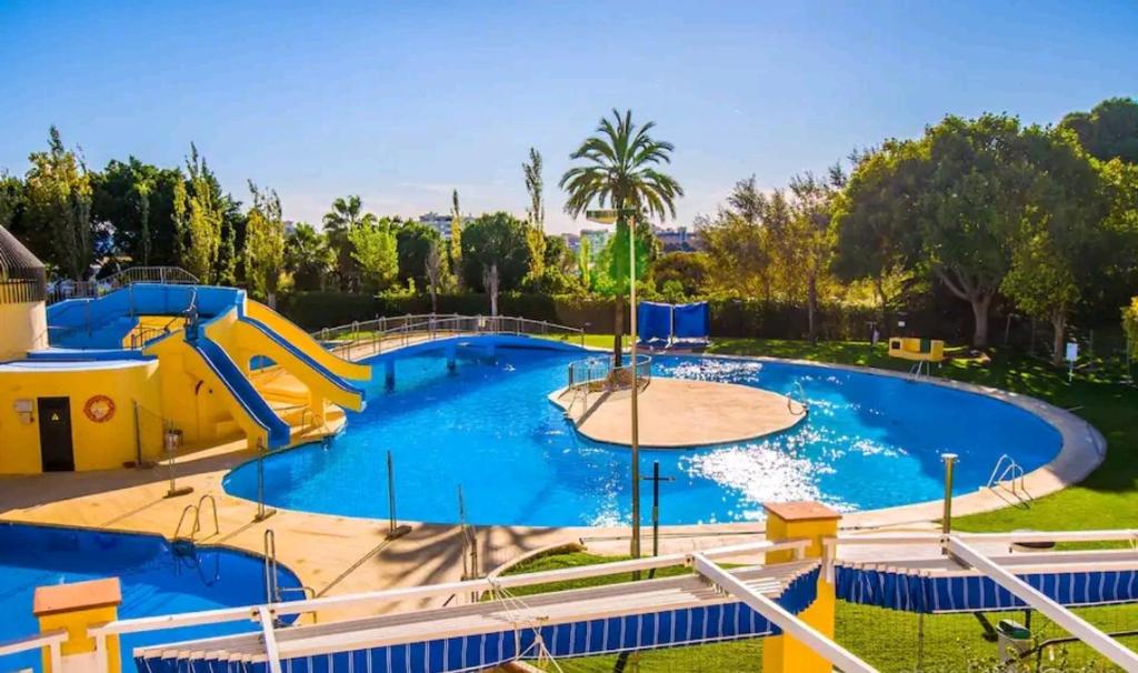 een groot zwembad met een glijbaan bij een waterpark bij NORDIC SUITE Apartamentos Minerva NEW APARTMENT Vistas al Mar in Benalmádena