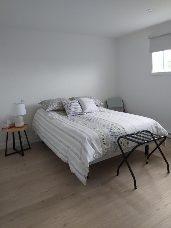Una cama o camas en una habitación de Gîte du 149 route de la Mer