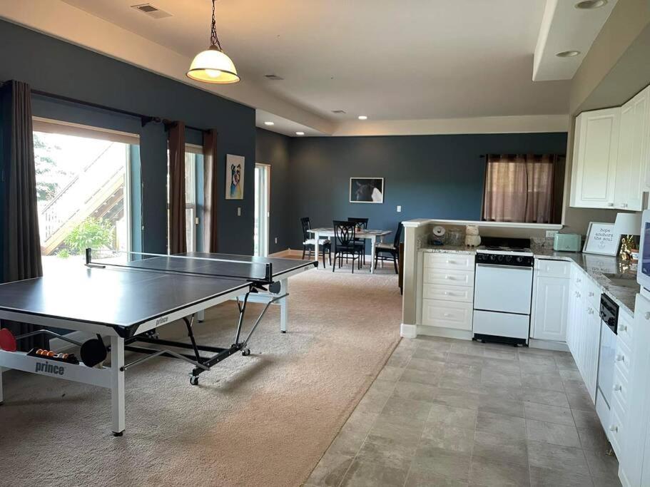 Pet Friendly Home with MTN Views Close to All - Housity