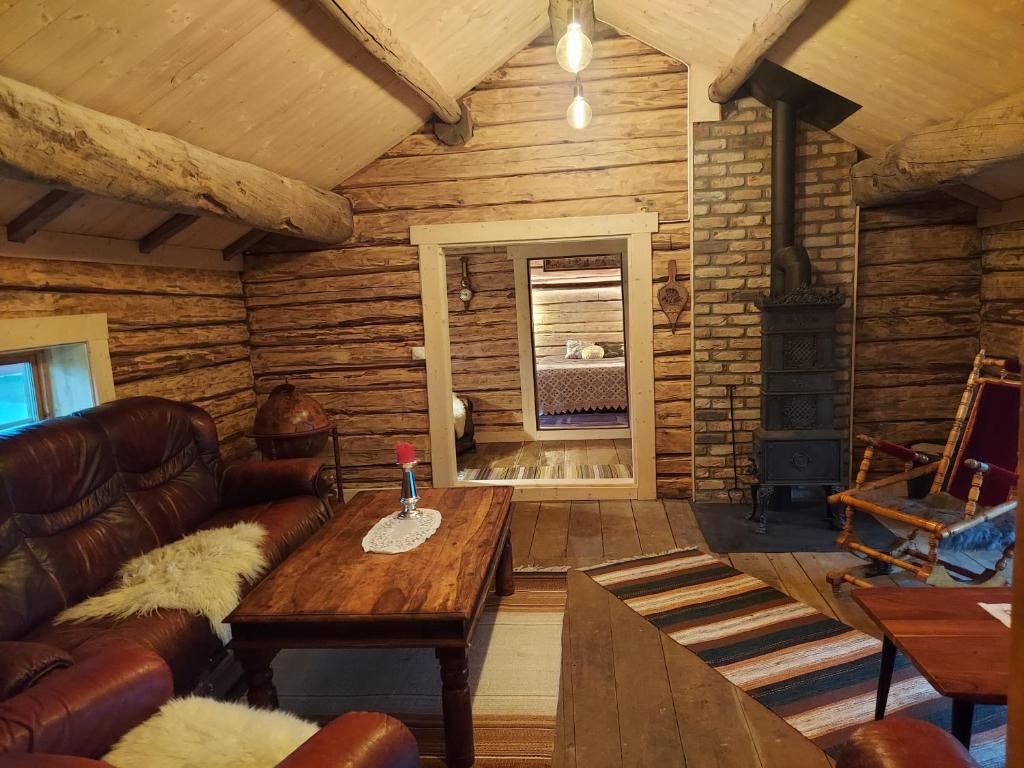 a living room with a couch and a table at Villmarksgård tømmerstue in Hattfjelldal