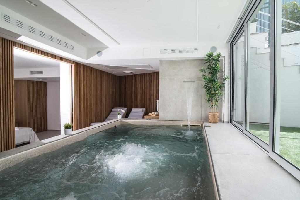 Bazén v ubytování SG Suite & Spa Amalfi Coast nebo v jeho okolí