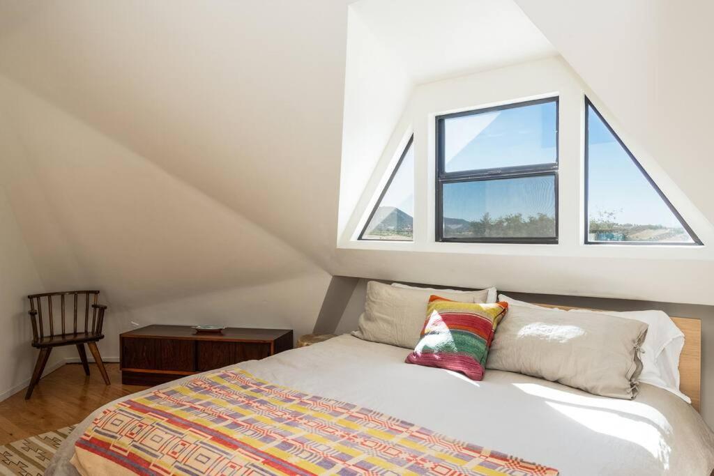 un dormitorio con una cama y una ventana en Vineyard View Dome House, en Paso Robles
