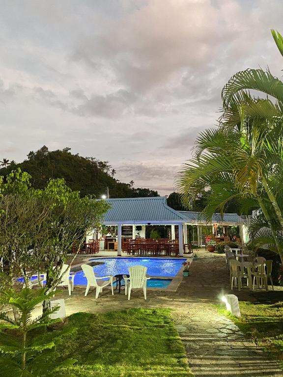 un resort con piscina, tavoli e sedie di LUTIX HOTELS a El Limón