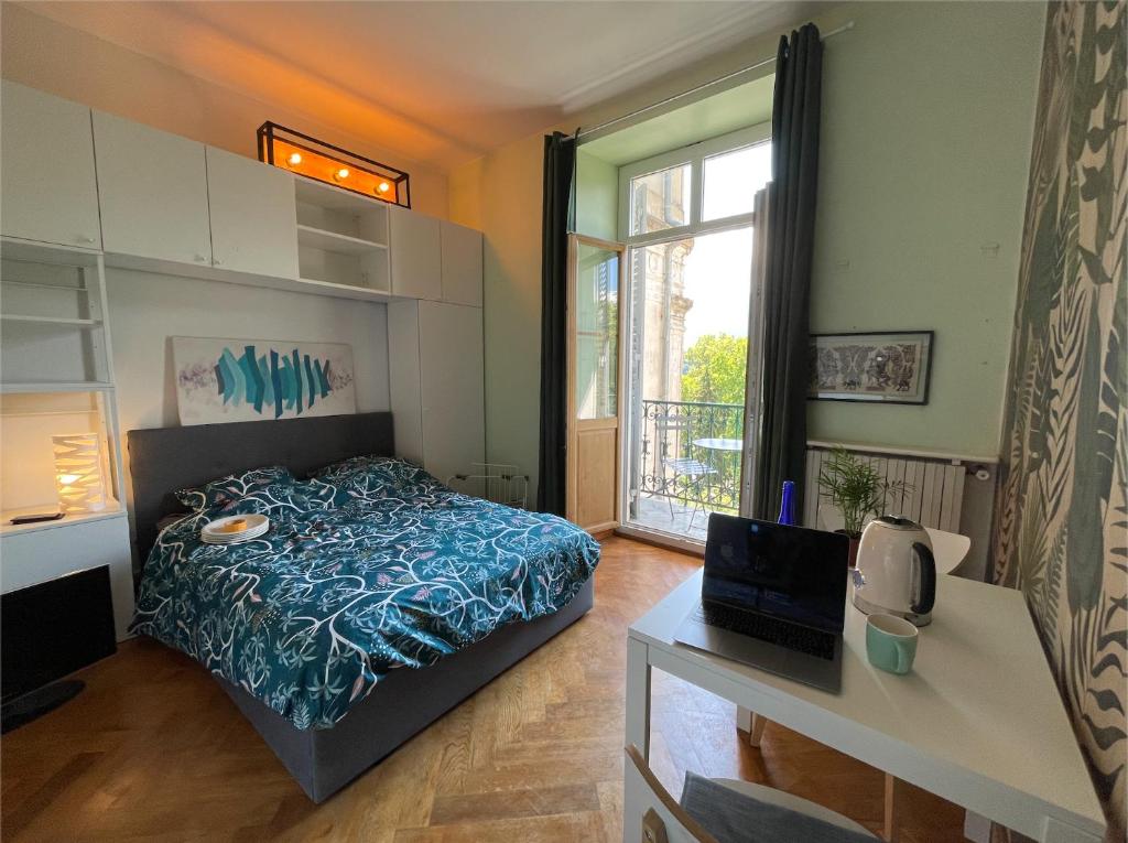 um quarto com uma cama, uma secretária e uma janela em Le Beau Site Grand Hotel - lovely heritage cocoon Aix-les-Bains central park em Aix-les-Bains