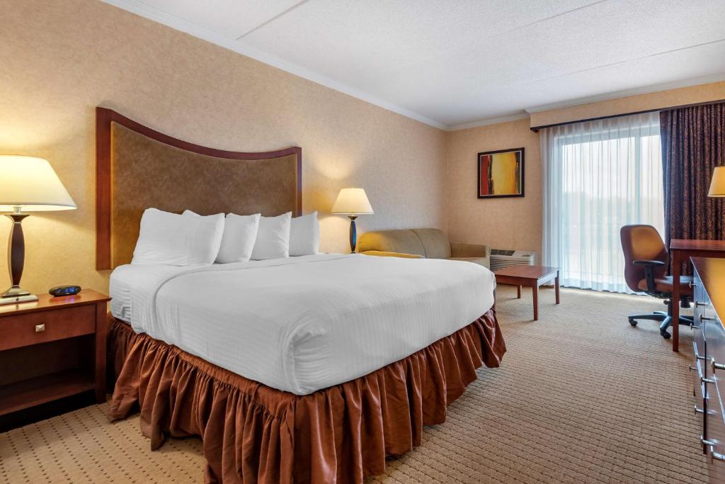 Postel nebo postele na pokoji v ubytování Best Western Plus Oswego Hotel and Conference Center