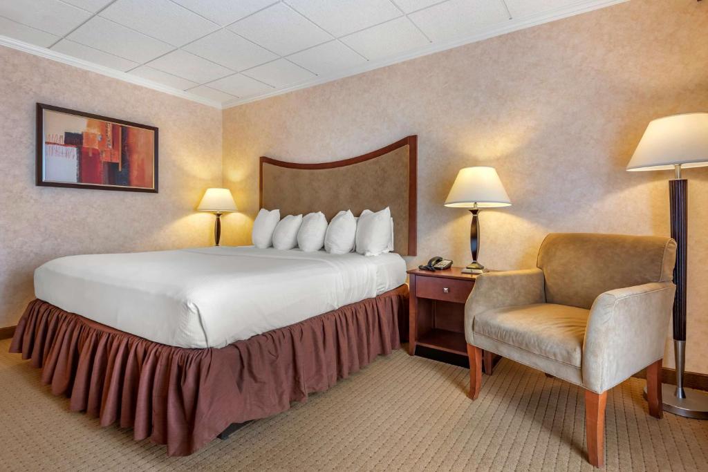 Postel nebo postele na pokoji v ubytování Best Western Plus Oswego Hotel and Conference Center