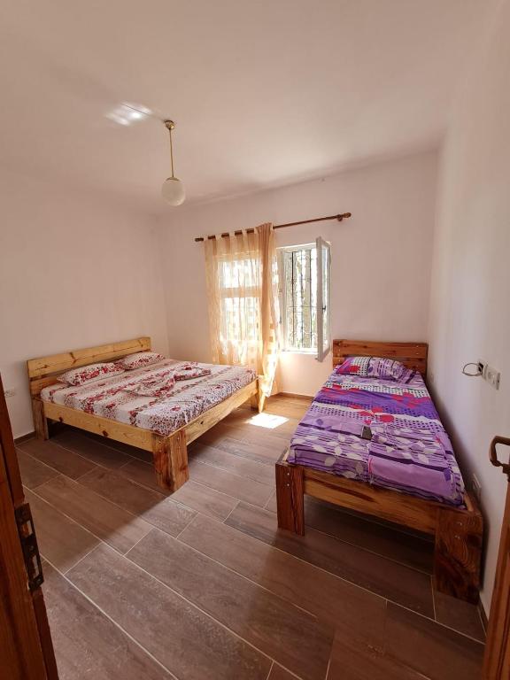 Postel nebo postele na pokoji v ubytování Bujtinat Skenderi Gjinar 2