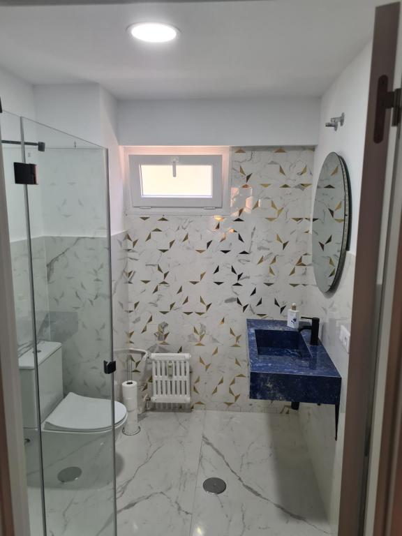 a bathroom with a shower and a sink and a toilet at Apartamento luminoso y nuevo en Madrid Rio in Madrid