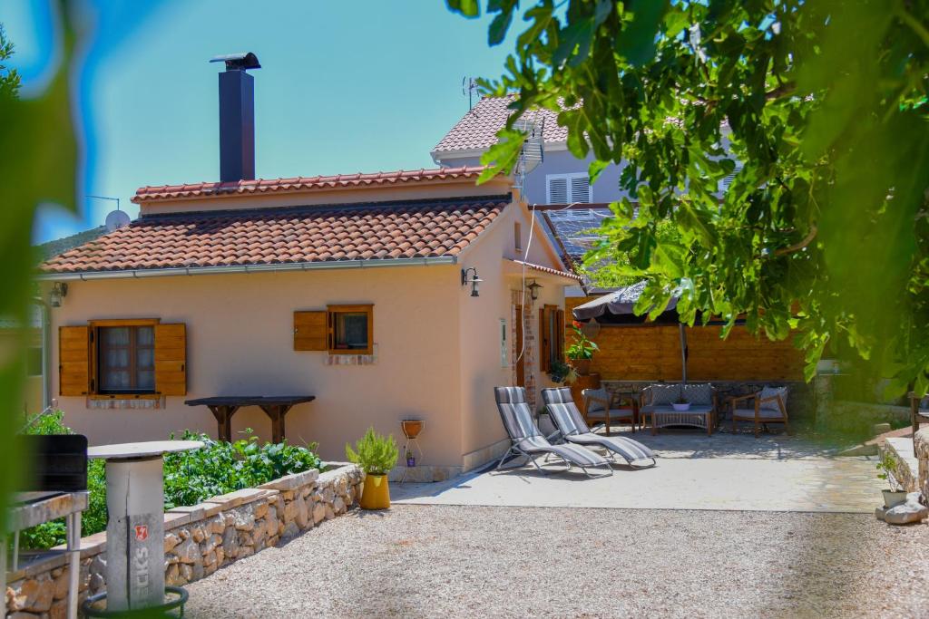 une maison avec une terrasse, une table et des chaises dans l'établissement Mobile Homes Bilice, à Bilice