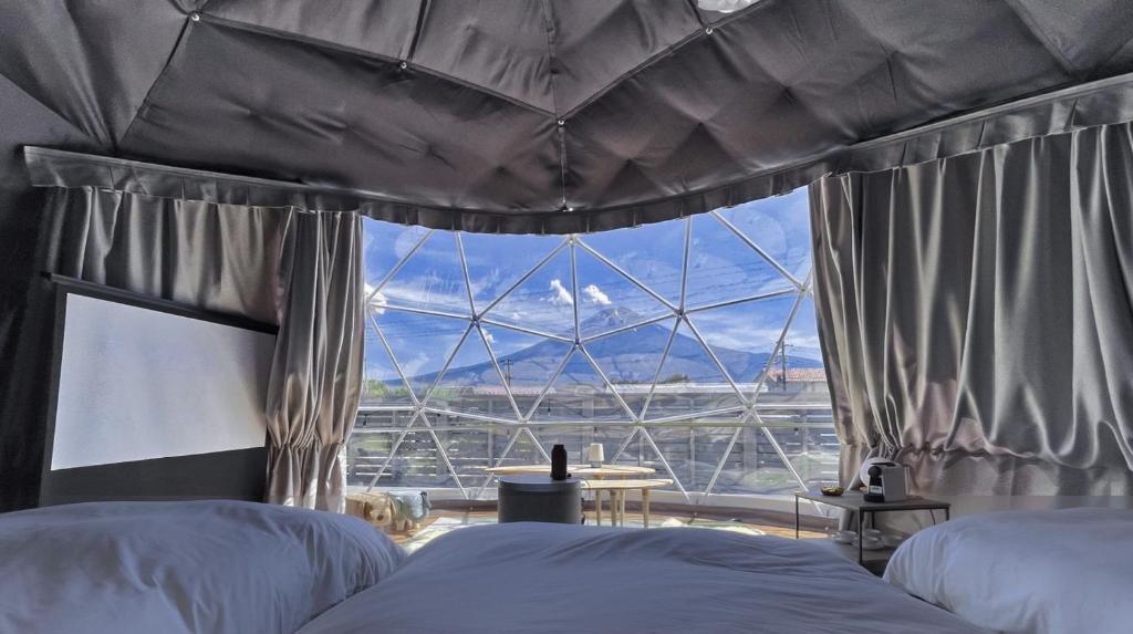 Pogled na planine ili pogled na planine iz kampova s luksuznim šatorima
