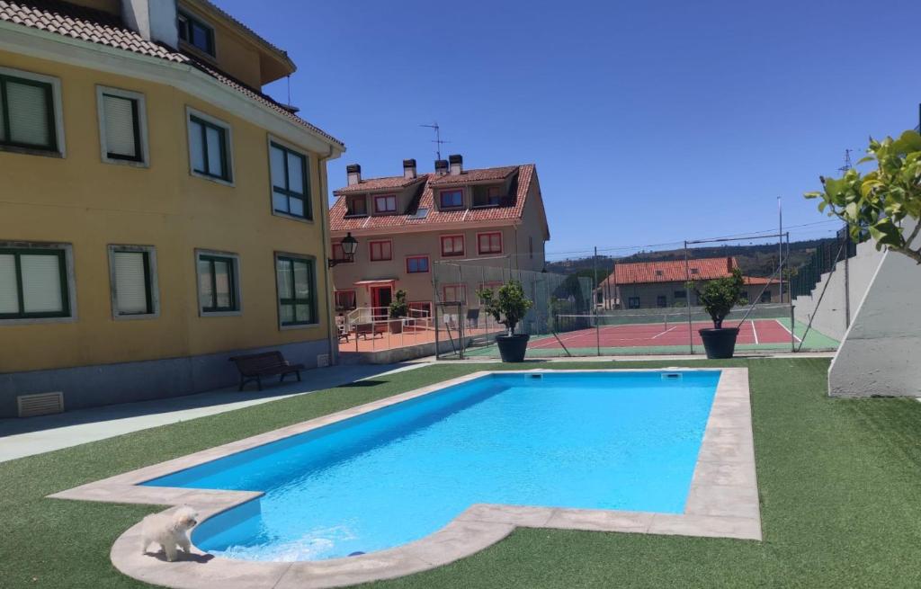 una piscina en un patio junto a un edificio en Palmeira, 4 pers. playa, piscina y garaje, en Ribeira