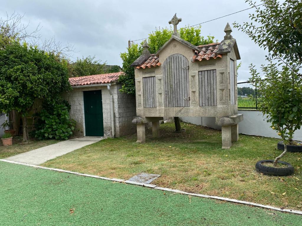 a small house with a cross on top of it at Villa Poexa in Rosal