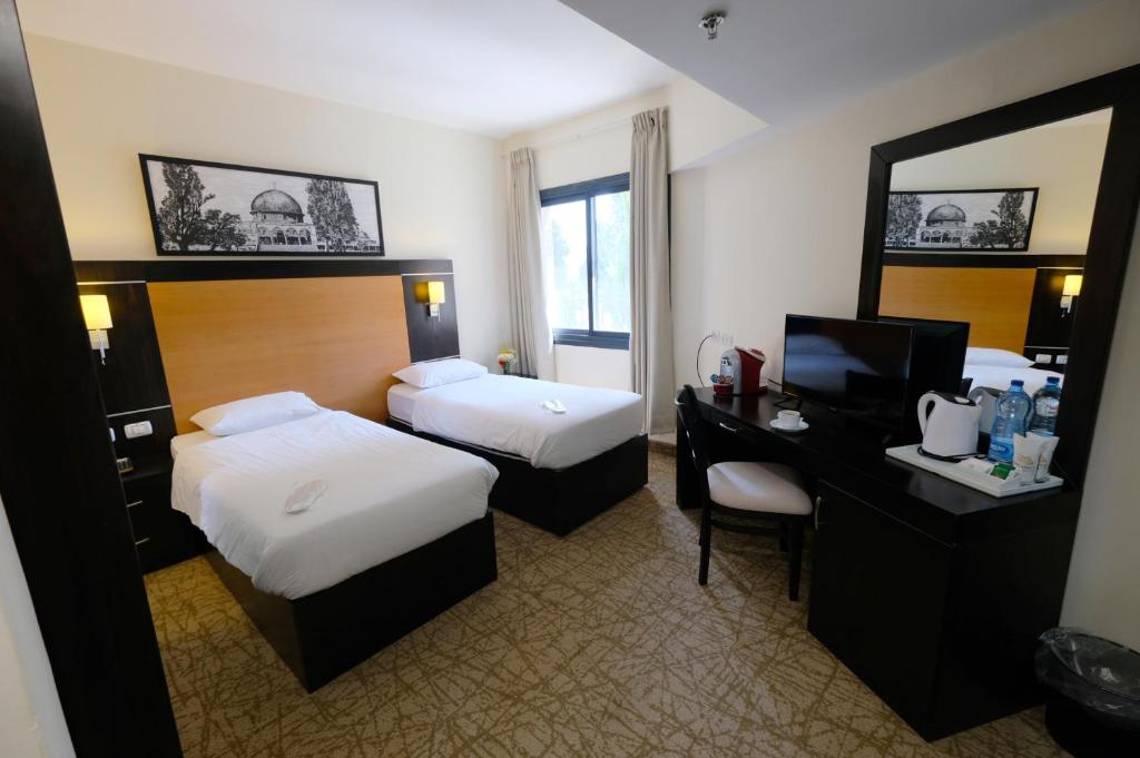 Postel nebo postele na pokoji v ubytování New Capitol Hotel - Jerusalem