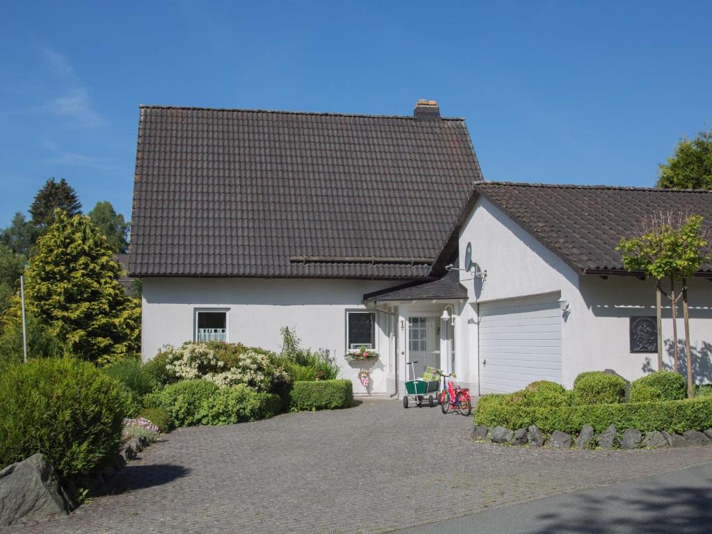 ヴィンターベルクにあるSpacious Holiday Home in Vaison-la-Romaine with Gardenの黒屋根白屋根