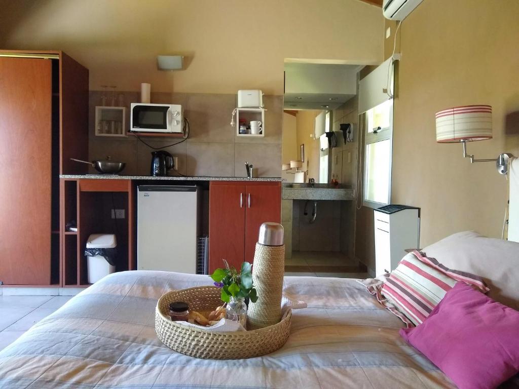 Zimmer mit einem Bett und einem Korb darauf in der Unterkunft Las Macluras Suite in Tandil