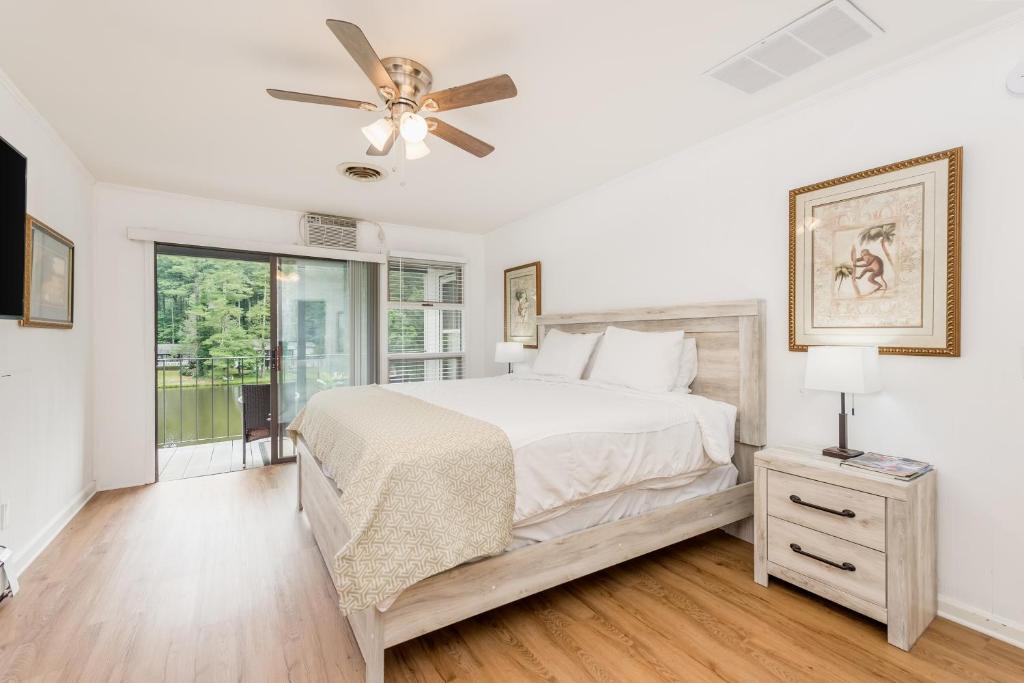 Lakehouse Condos, Flat Rock (updated prices 2024)