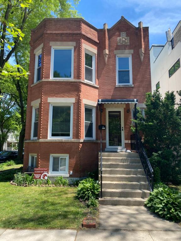 Beautiful, sunny 2nd floor 3BR/1BA w free parking - Housity