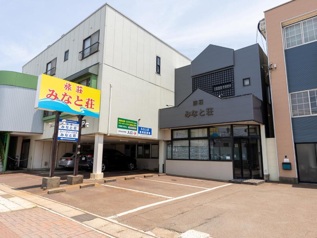ein Parkplatz vor einem Gebäude in der Unterkunft Tabist Ryosou Minatosou Joetsu in Naoetsu