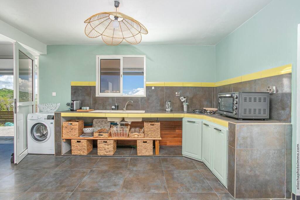 una cucina con lavandino e forno a microonde di Appartement B François a Le François
