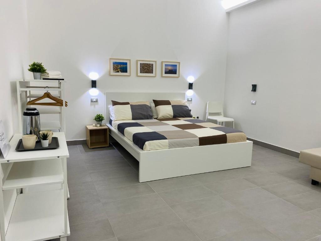1 dormitorio con 1 cama grande en una habitación en Sicilian Rooms, en Avola