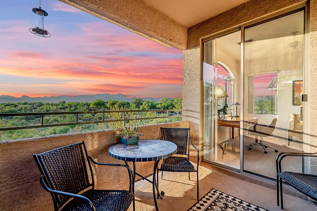 eine Terrasse mit einem Tisch und Stühlen auf dem Balkon in der Unterkunft Luxury 3BD/2BA Home Near Tucson w/ Desert Views in Oro Valley