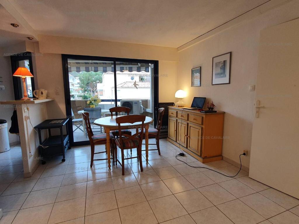 cocina y comedor con mesa y sillas en Appartement Cavalaire-sur-Mer, 2 pièces, 4 personnes - FR-1-100-277, en Cavalaire-sur-Mer