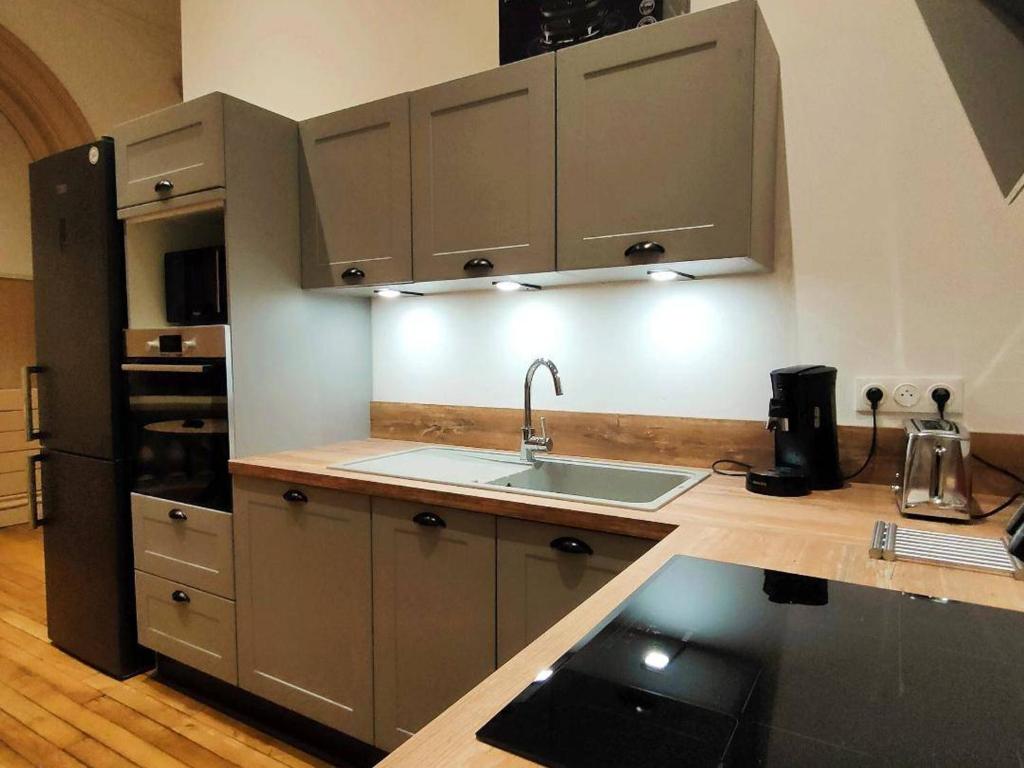 Kuchyňa alebo kuchynka v ubytovaní Appartement haut de gamme 113m², 6/8 pers, plein centre, 4 chambres, prestations de qualité - FR-1-234-280