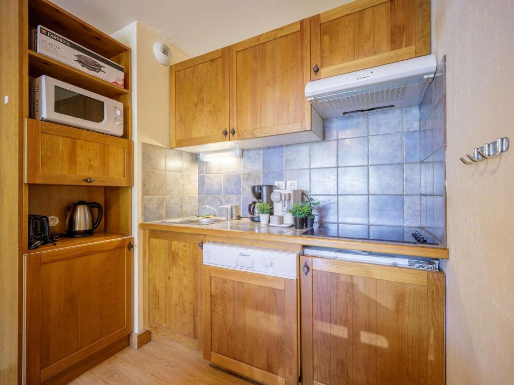 Kuchyňa alebo kuchynka v ubytovaní Appartement 6 pers. au Centre-Ville avec Piscine, Sauna, Parking, et Balcon - FR-1-296-416