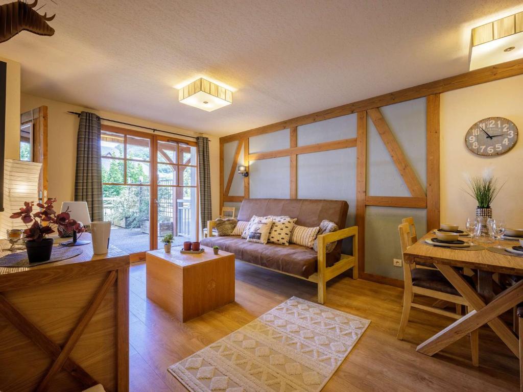un salon avec un canapé et une table dans l'établissement Appartement Prestige au Centre-ville avec Piscine, Sauna et Parking à Saint-Lary-Soulan - FR-1-296-417, à Saint-Lary-Soulan