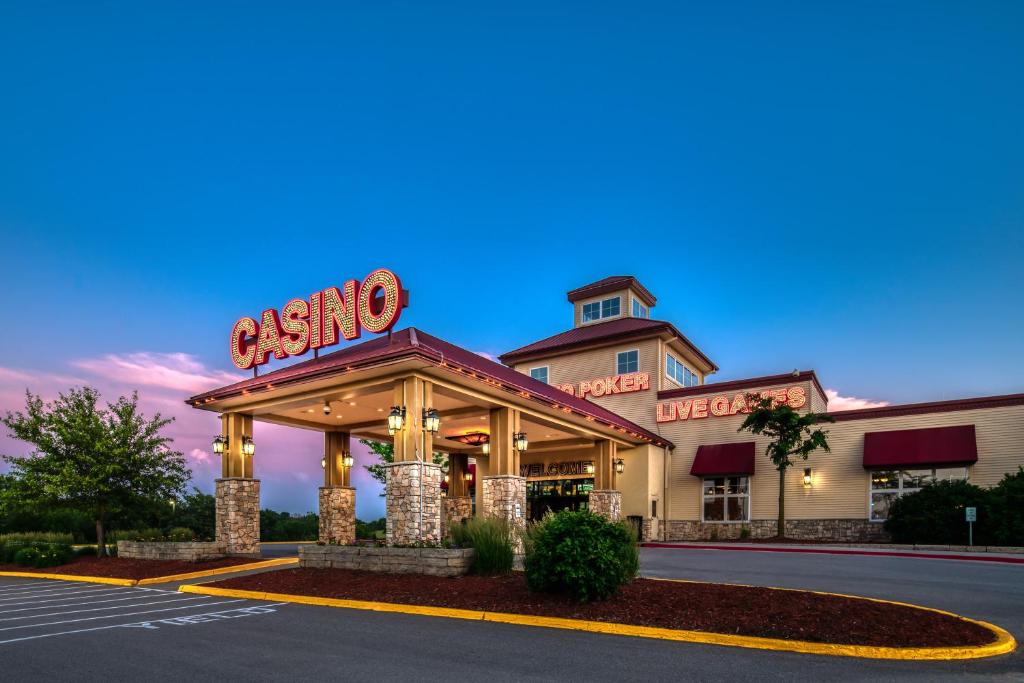 un restaurante con un cartel en la parte delantera en Lakeside Hotel Casino, en Osceola