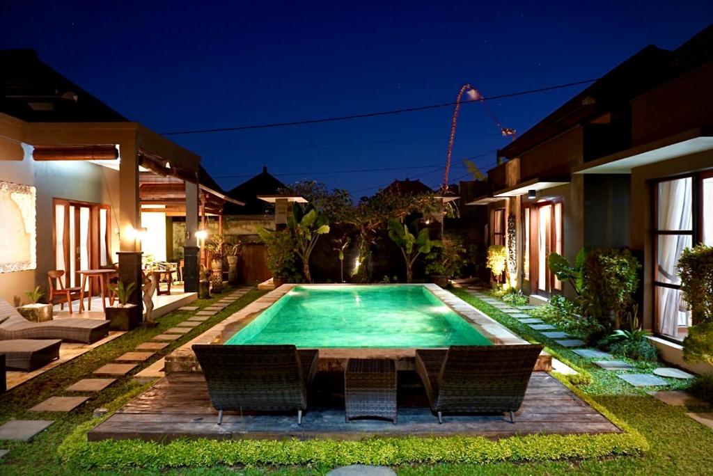 uma piscina num quintal à noite em Homayoon Villa at Bisma - 10 min walking to Ubud center em Ubud