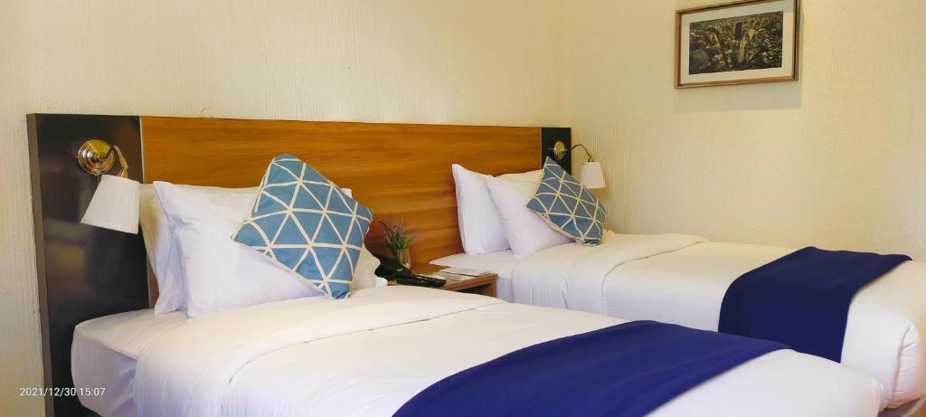 Postel nebo postele na pokoji v ubytování Chateau Bleu Resort
