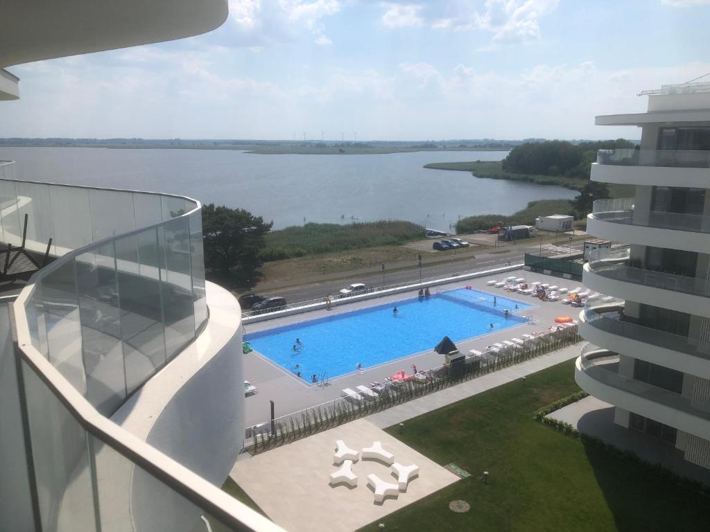 vistas a la piscina desde el balcón de un edificio en Rogowo Pearl 1510 en Rogowo