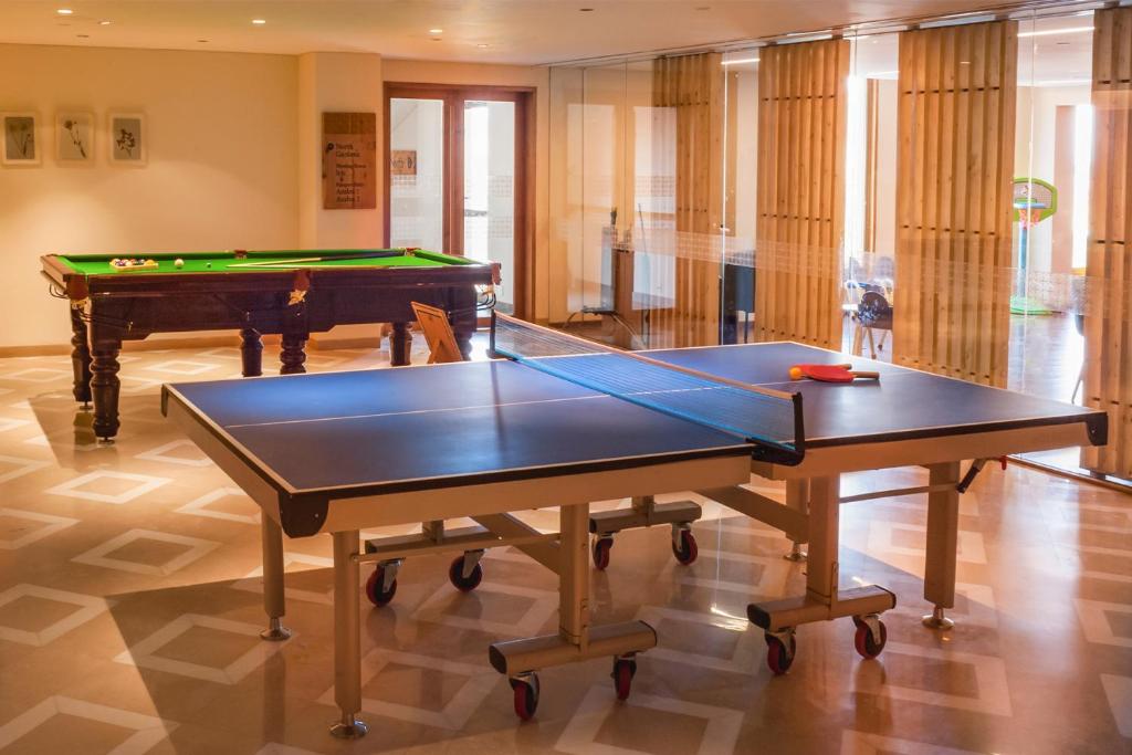Biliár nebo kulečník v ubytování Taj Theog Resort & Spa Shimla