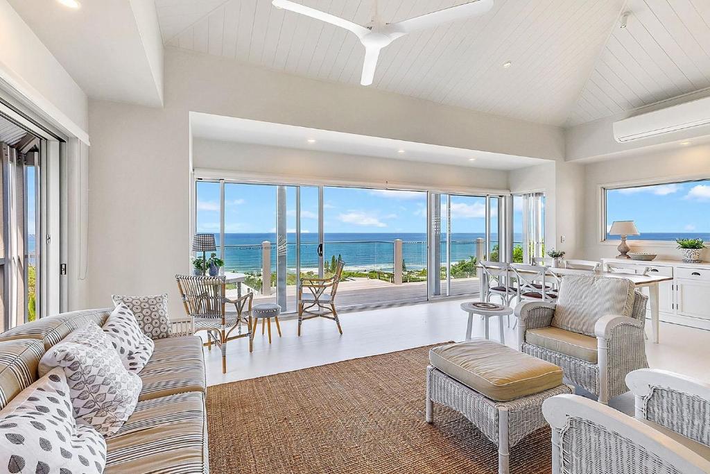 uma sala de estar com vista para o oceano em Enterprise St Prestigious Home with Breathtaking Views em Sunshine Beach