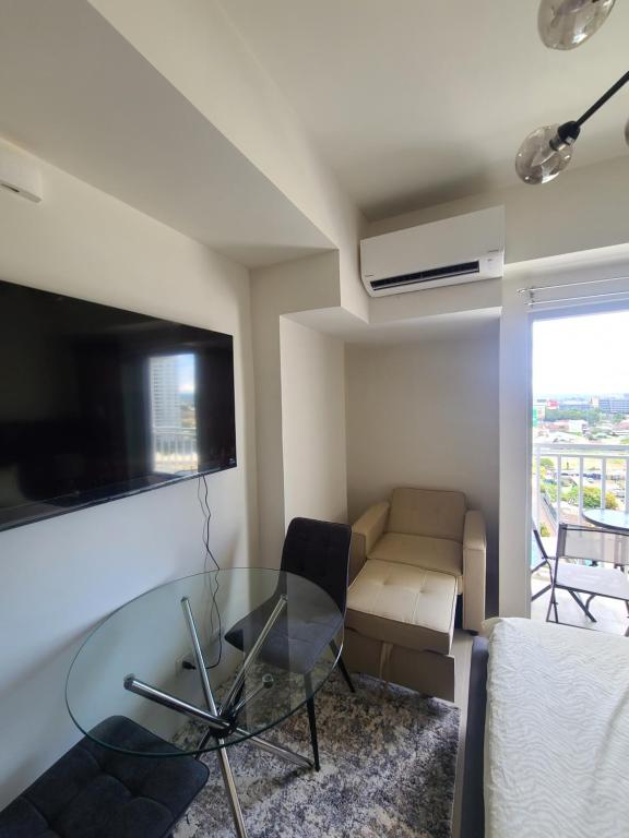 TV a/nebo společenská místnost v ubytování INSPIRIA Condo Free Airport Pickup for 3 nights stay or more