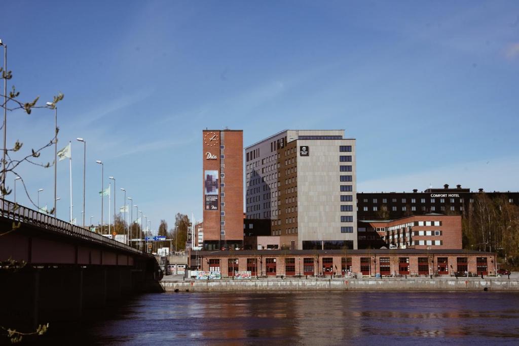 Výhled na řeku, která protéká v blízkosti hotelu