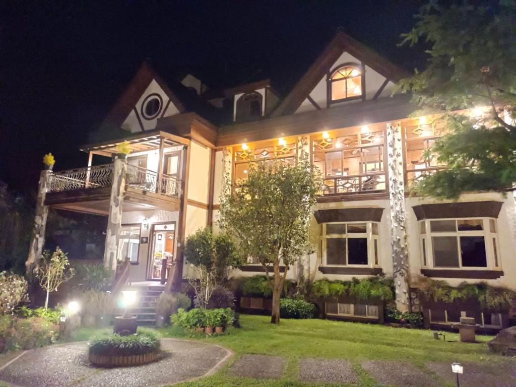 duży dom w nocy z oświetleniem w obiekcie Rong Yuan Gu Homestay w mieście Nanzhuang