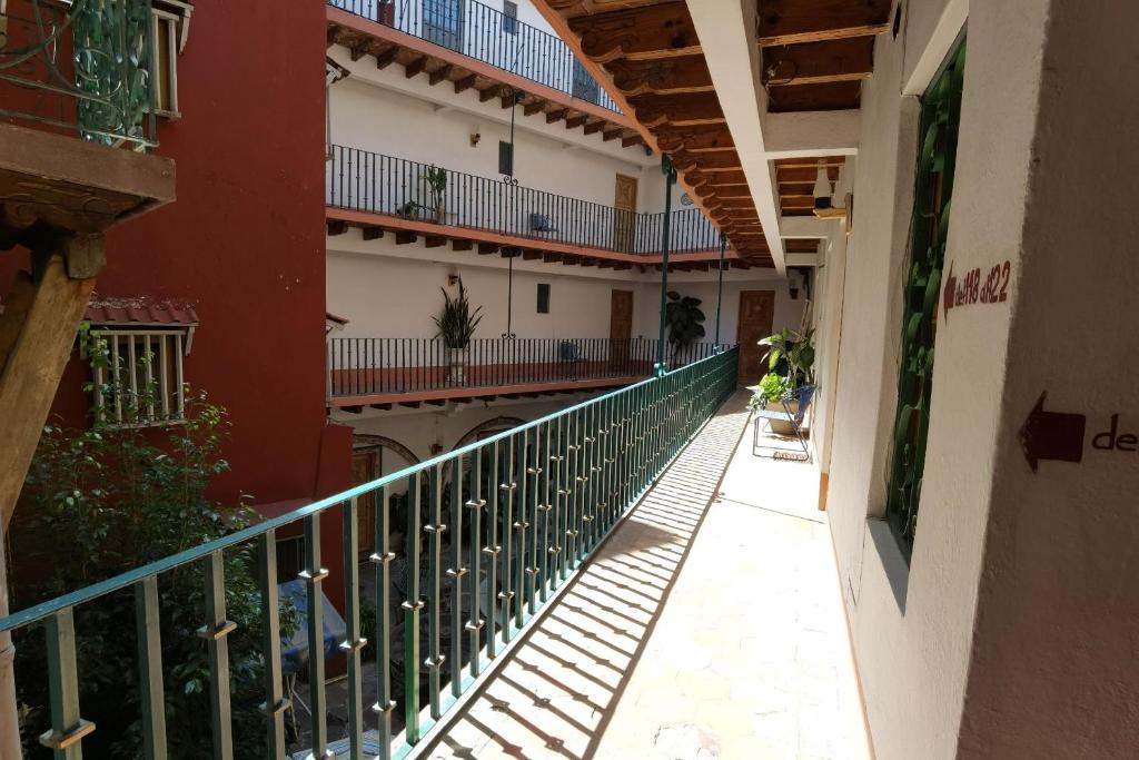 un corridoio vuoto di un edificio con balcone di CAPITAL O Meson De La Fragua a Guanajuato