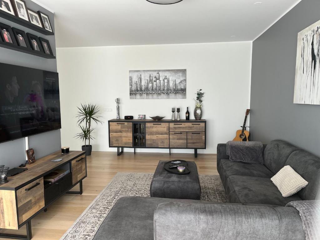 ein Wohnzimmer mit einem Sofa und einem Tisch in der Unterkunft Reykjavík nice in Reykjavík