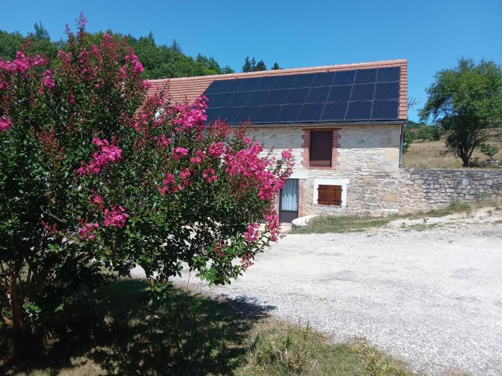 une maison avec des panneaux solaires sur le toit dans l'établissement la grange du château, à Boissières