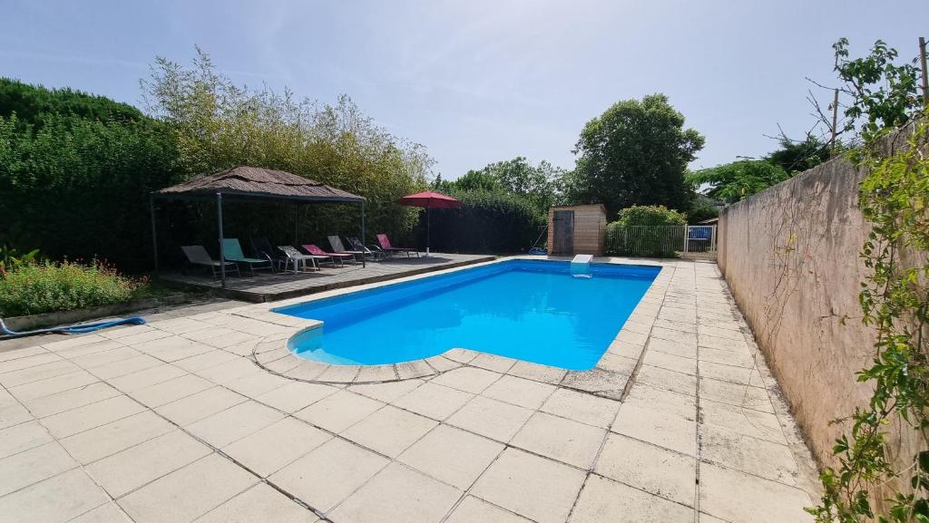 Πισίνα στο ή κοντά στο 4 bedroom holiday home with private pool and garden