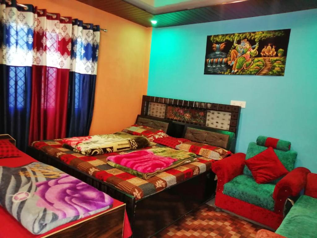 ein Schlafzimmer mit einem Bett und einem Stuhl darin in der Unterkunft Shri Narayan Tourist lodge & Chandica hotel in Trijugi Nārāyan