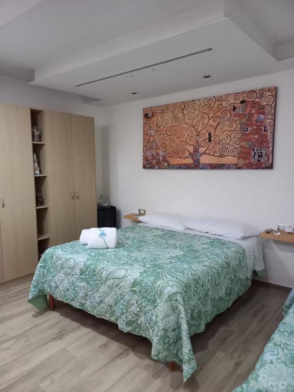 um quarto com uma cama e um quadro na parede em CAMERA EDEN em Formia
