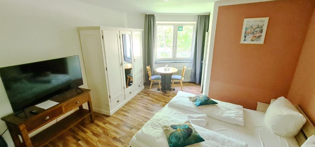 TV a/nebo společenská místnost v ubytování Hotel Bischoff Winnweiler