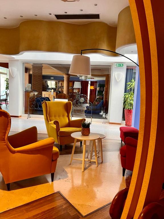 Posezení v ubytování Hotel Due Torri Tempesta