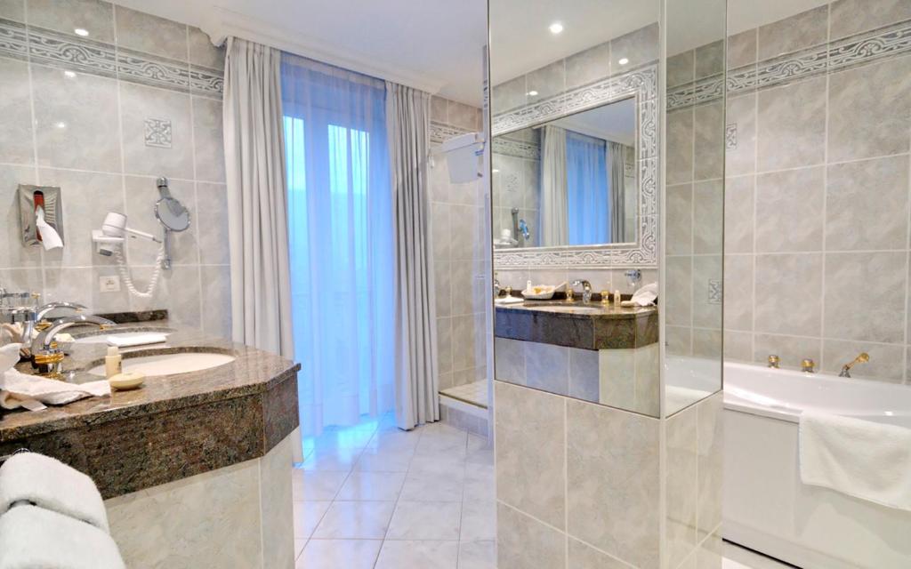 Koupelna v ubytování Le Grand Hotel & Spa