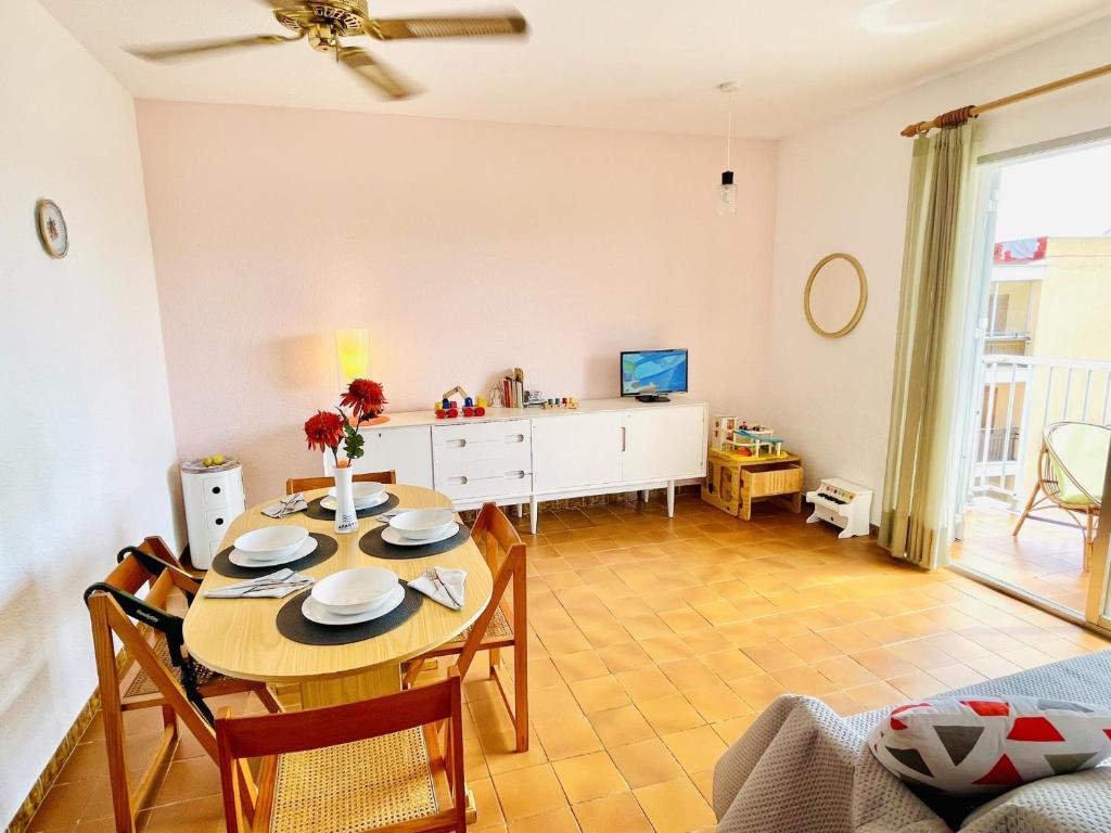 Televízia a/alebo spoločenská miestnosť v ubytovaní APARTBEACH BALANDRO CLIMATIZADO y VISTAS MAR