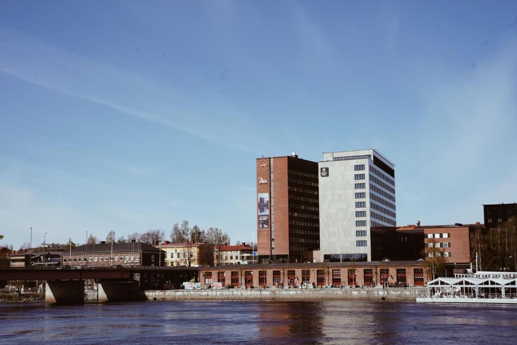 Výhled na řeku, která protéká v blízkosti hotelu