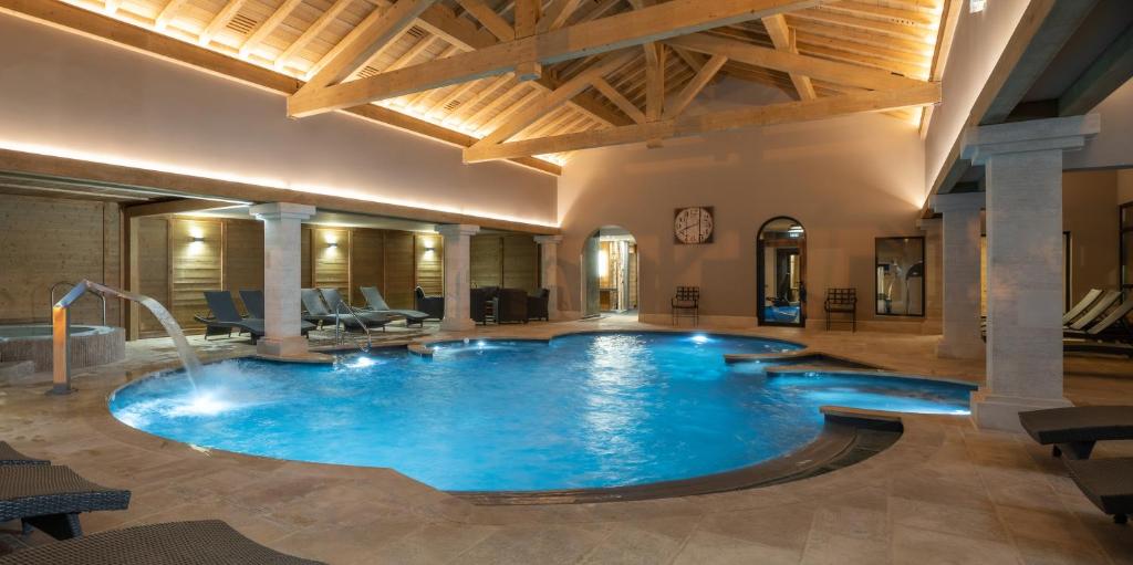 Bazén v ubytování Le Grand Hotel & Spa nebo v jeho okolí